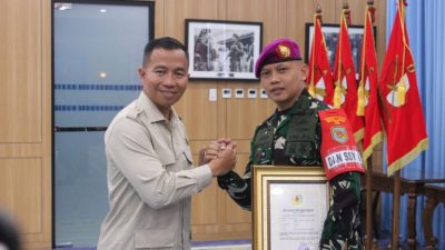 Mayjen TNI Edwin Adrian Sumantha. Penghargaan tersebut diberikan sebagai bentuk apresiasi atas dedikasi, loyalitas, dan profesionalisme prajurit dalam menjalankan tugas