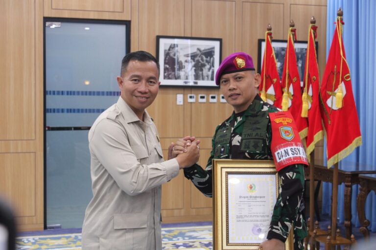 Mayjen TNI Edwin Adrian Sumantha. Penghargaan tersebut diberikan sebagai bentuk apresiasi atas dedikasi, loyalitas, dan profesionalisme prajurit dalam menjalankan tugas