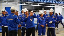 CEO Kaharuddin Djenod saat tengah memaparkan progres pembangunan kapal selam kepada Wakil Komisaris Achmad Taufiqoerrochman pada Selasa (15/09).