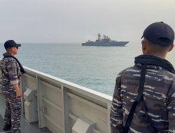 KRI Bung Karno 369 Kawal Kedatangan Kapal Perang Rusia di Perairan Teluk Jakarta