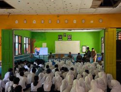 KRI Lambung Mangkurat 374 Bekali Pelajar Pulau Tiga Natuna dengan Edukasi Bahaya Kenakalan Remaja