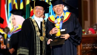 Sebelah kiri, Laksda TNI Dr. Yayan Sofiyan, S.T., M.Si., M.Tr. Opsla