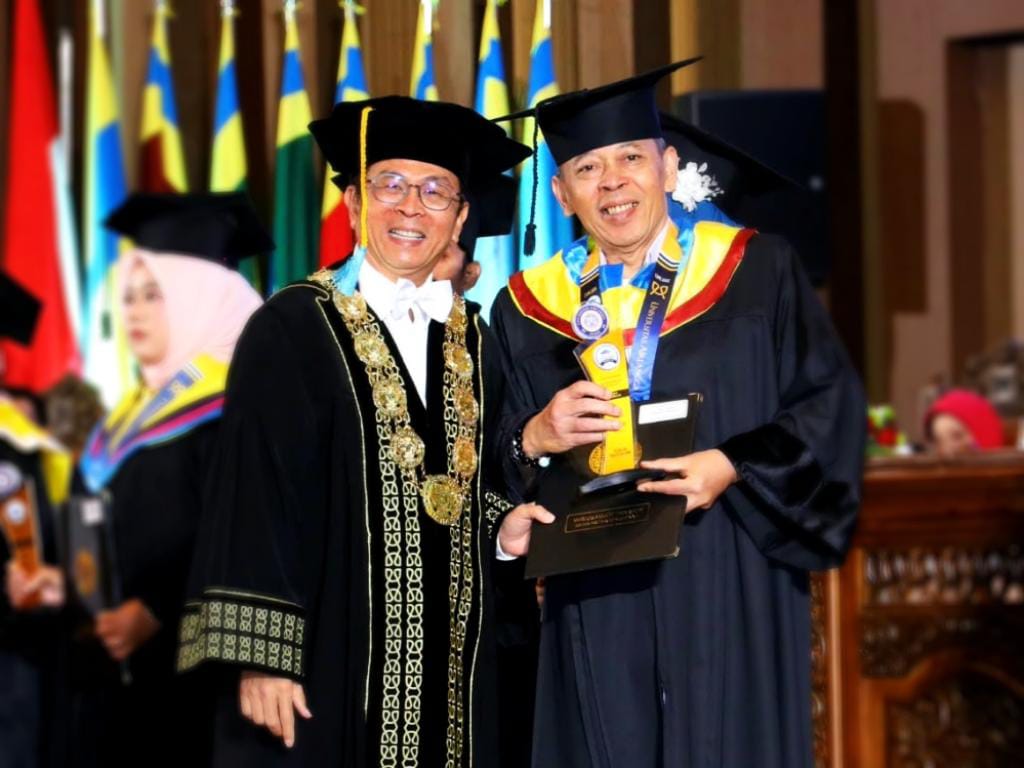 Sebelah kiri, Laksda TNI Dr. Yayan Sofiyan, S.T., M.Si., M.Tr. Opsla