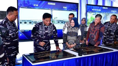 Kepala Staf Angkatan Laut (Kasal) Laksamana TNI Dr. Muhammad Ali didampingi Ketua Umum Jalasenastri Ny. Fera Muhammad Ali meresmikan pembangunan dan perbaikan sejumlah sarana dan prasarana pendidikan