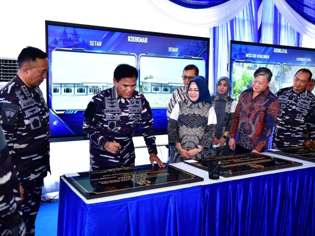 Kepala Staf Angkatan Laut (Kasal) Laksamana TNI Dr. Muhammad Ali didampingi Ketua Umum Jalasenastri Ny. Fera Muhammad Ali meresmikan pembangunan dan perbaikan sejumlah sarana dan prasarana pendidikan