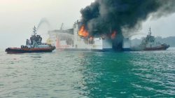 TNI AL Bergerak Cepat Tangani Kebakaran KMP Batumandi di Selat Sunda