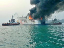 TNI AL Bergerak Cepat Tangani Kebakaran KMP Batumandi di Selat Sunda