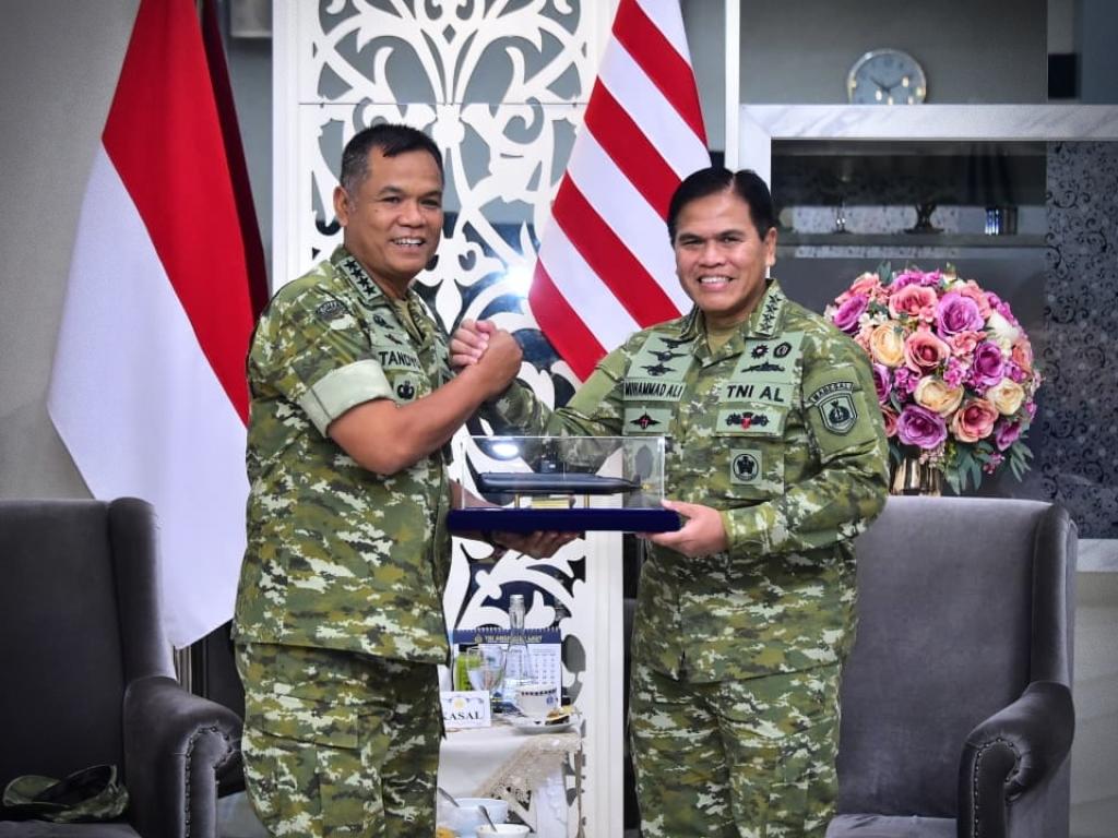 Kompak Jaga Kedaulatan: Kasal Sambut Kunjungan Kehormatan Kasad di Jakarta