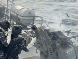 KRI Lambung Mangkurat 374 Latihan Tembak 20 MM di Laut Natuna, Asah Kesiapan Tempur Prajurit TNI AL